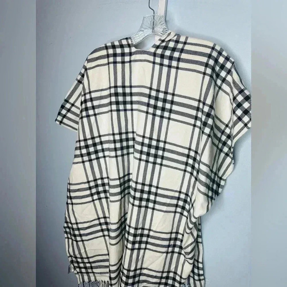 NWT Womens Ann Taylor LOFT White/Black Plaid Poncho Fringe Wrap XS/S Fit… - Picture 5 of 7